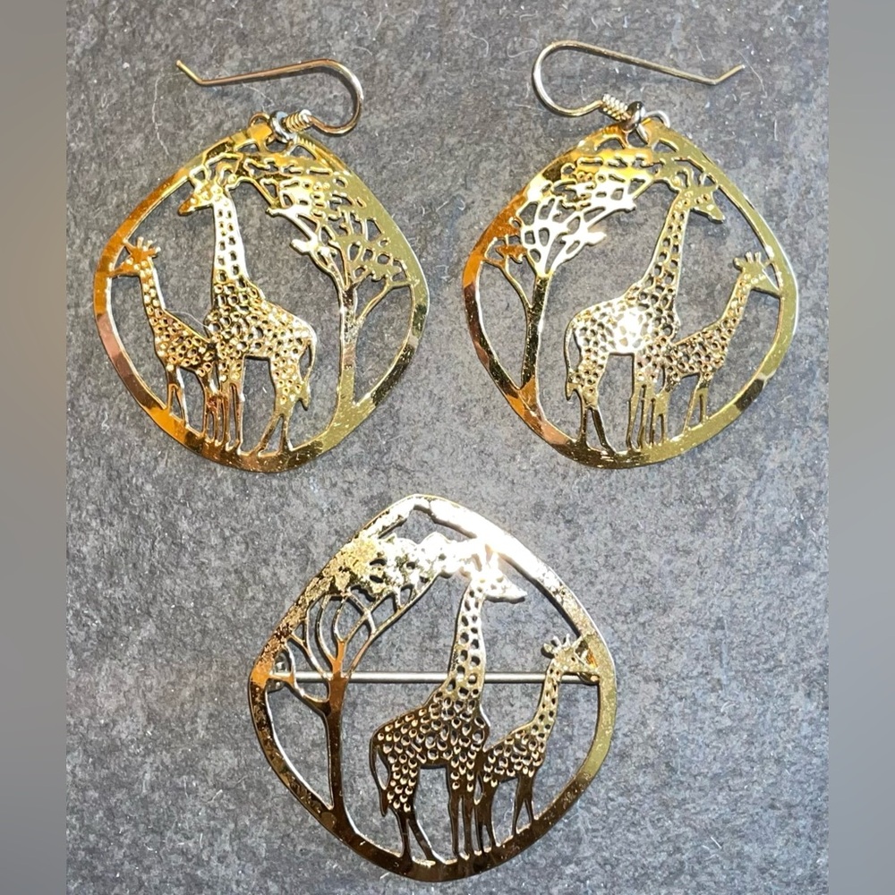 Vintage Filigree Wild Bryde Giraffe Hammered Gold Jewelry Set (Earrings/Brooch)